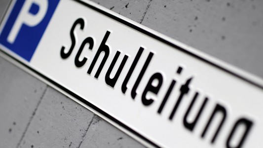 Schulleiter haben viele verschiedene Aufgaben: zum Beispiel Unterricht geben und Eltern beraten. (Foto: dpa)