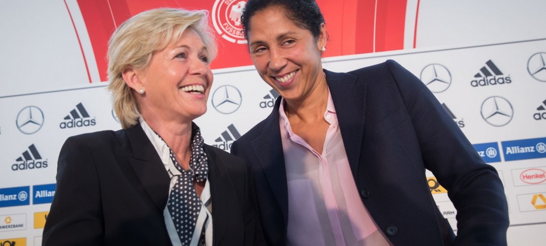 Momentan heißt die Trainerin der Fußballnationalmannschaft der Frauen Silvia Neid (links). Steffi Jones wird den Job im September 2016 übernehmen. (Foto: dpa)