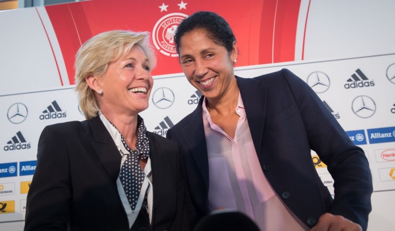 Momentan heißt die Trainerin der Fußballnationalmannschaft der Frauen Silvia Neid (links). Steffi Jones wird den Job im September 2016 übernehmen. (Foto: dpa)