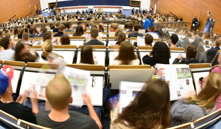 Eine Unterrichtsstunde an der Universität nennt man Vorlesung oder Seminar. (Foto: dpa)