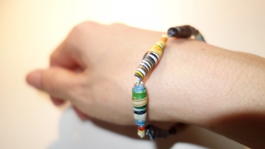 Bastel schöne Perlen aus buntem Papier!