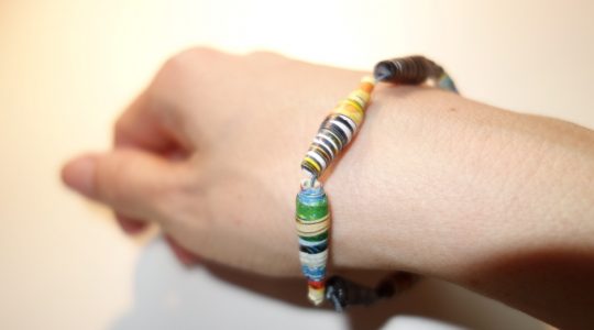 Bastel schöne Perlen aus buntem Papier!