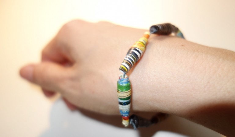 Bastel schöne Perlen aus buntem Papier!