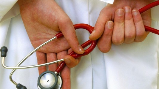 Ein Arzt ist dazu verpflichtet nicht zu sagen, was sein Patient ihm erzählt. Das nennt man Schweigepflicht. (Foto: dpa)
