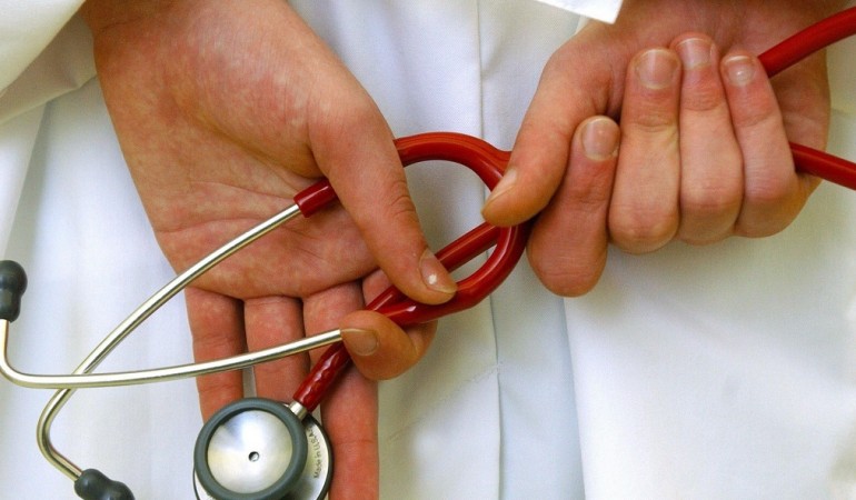 Ein Arzt ist dazu verpflichtet nicht zu sagen, was sein Patient ihm erzählt. Das nennt man Schweigepflicht. (Foto: dpa)