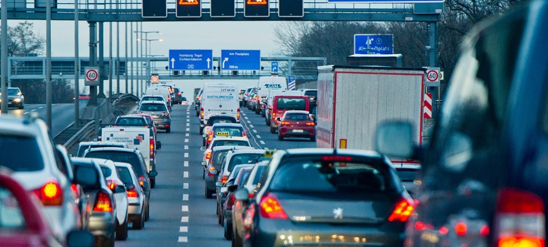 Millionen von Autos sind auf den deutschen Straßen unterwegs. Im nächsten halben Jahr sollen sie mal wieder gezählt werden. (Foto: dpa)