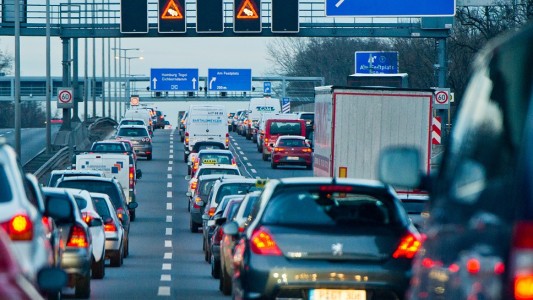 Millionen von Autos sind auf den deutschen Straßen unterwegs. Im nächsten halben Jahr sollen sie mal wieder gezählt werden. (Foto: dpa)