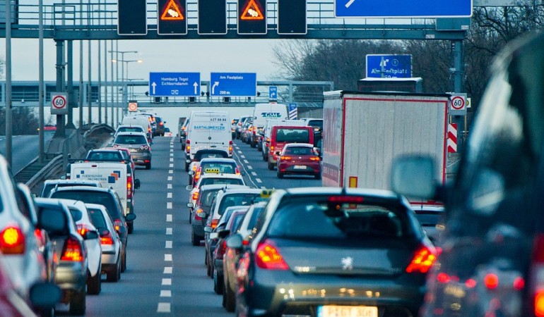 Millionen von Autos sind auf den deutschen Straßen unterwegs. Im nächsten halben Jahr sollen sie mal wieder gezählt werden. (Foto: dpa)