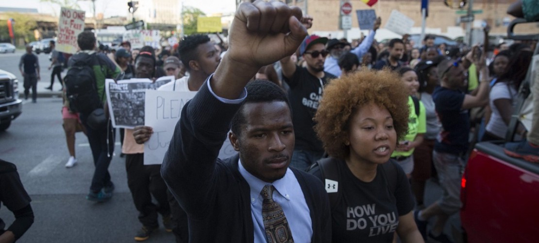 In der Stadt Baltimore in den USA ist vor kurzem ein dunkelhäutiger Mann bei einem Polizei-Einsatz gestorben. Deswegen haben viele Menschen auf den Straßen demonstriert. Nun wurde eine Ausgangssperre verhängt. (Foto: dpa)