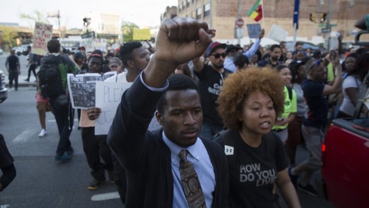 In der Stadt Baltimore in den USA ist vor kurzem ein dunkelhäutiger Mann bei einem Polizei-Einsatz gestorben. Deswegen haben viele Menschen auf den Straßen demonstriert. Nun wurde eine Ausgangssperre verhängt. (Foto: dpa)