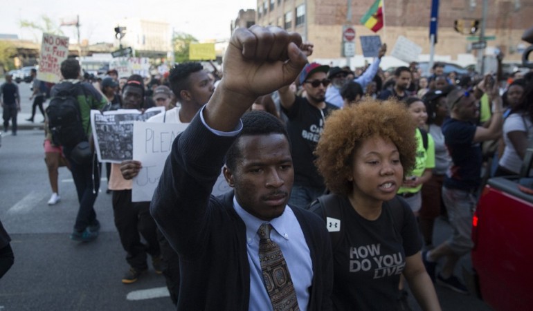 In der Stadt Baltimore in den USA ist vor kurzem ein dunkelhäutiger Mann bei einem Polizei-Einsatz gestorben. Deswegen haben viele Menschen auf den Straßen demonstriert. Nun wurde eine Ausgangssperre verhängt. (Foto: dpa)