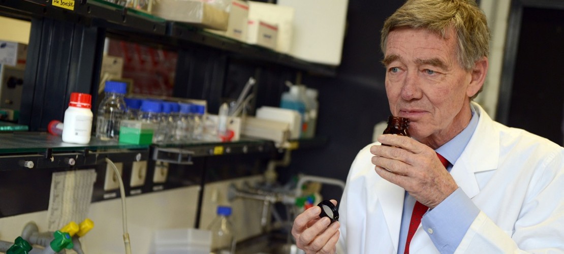 Im Labor von Geruchsforscher Hanns Hatt stehen einige Tausend Düfte herum. (Foto: dpa)