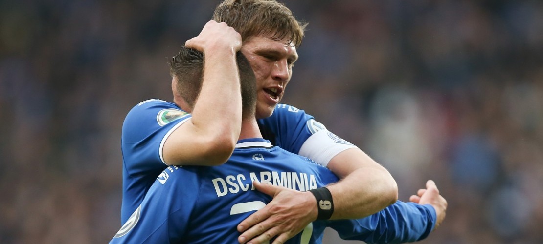 Die Bielefelder Fabian Klos (links) und Christian Müller feiern den Treffer zum 1:0. (Foto: dpa)