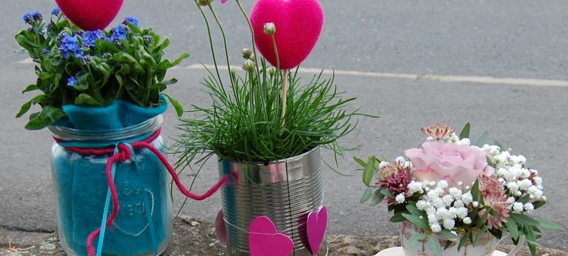 Blumen kann man ganz unterschiedlich verschenken. Zum Beispiel als Gesteck oder in selbst gestalteten Töpfen. (Foto: dpa)