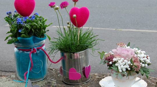 Blumen kann man ganz unterschiedlich verschenken. Zum Beispiel als Gesteck oder in selbst gestalteten Töpfen. (Foto: dpa)