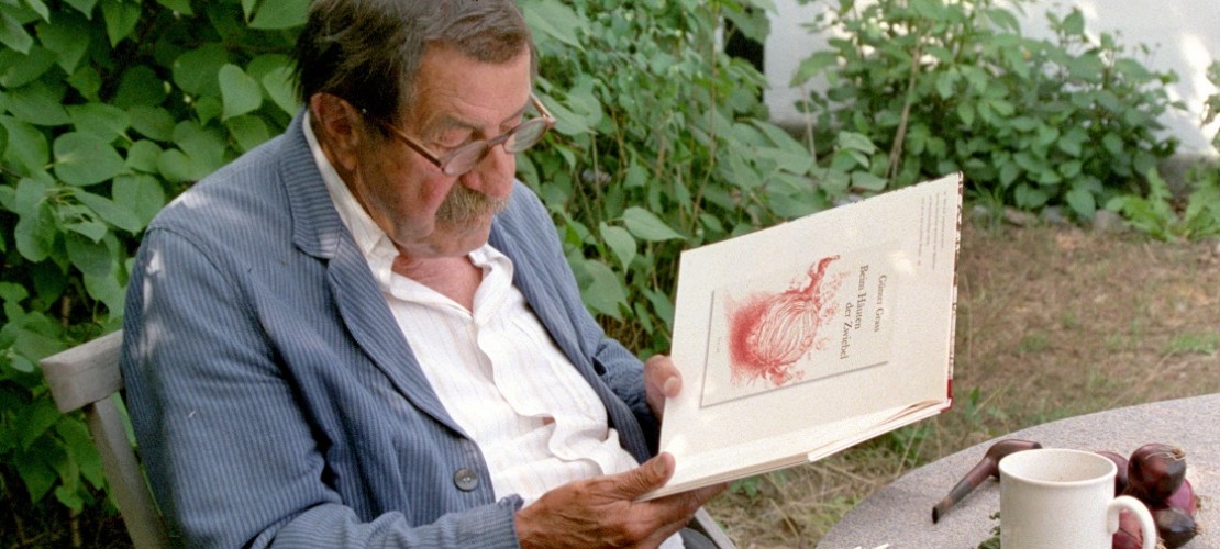 Das ist der Schriftsteller Günter Grass. Hier sitzt er im Garten seines Ferienhauses in dem Land Dänemark. (Foto: dpa)
