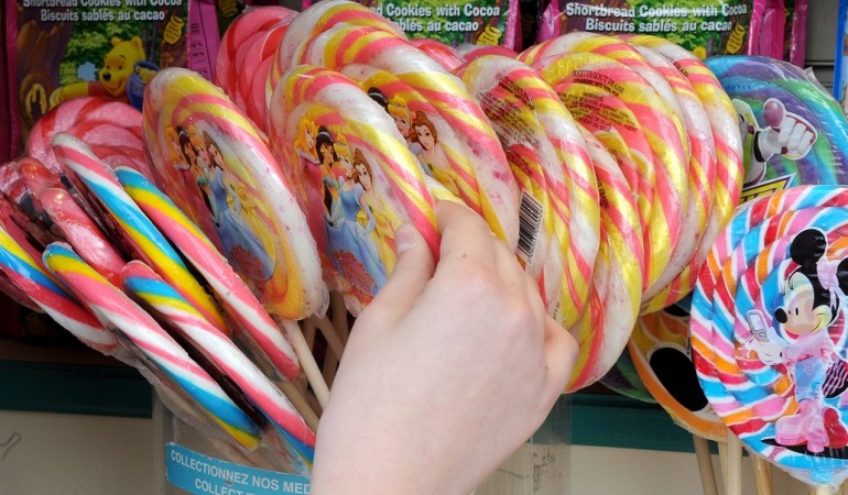 Lollis sind okay? Welche Regeln für dich gelten, legen deine Eltern fest. Aber auch von Land zu Land gibt es Trends, wie Kinder erzogen werden. (Foto: dpa)