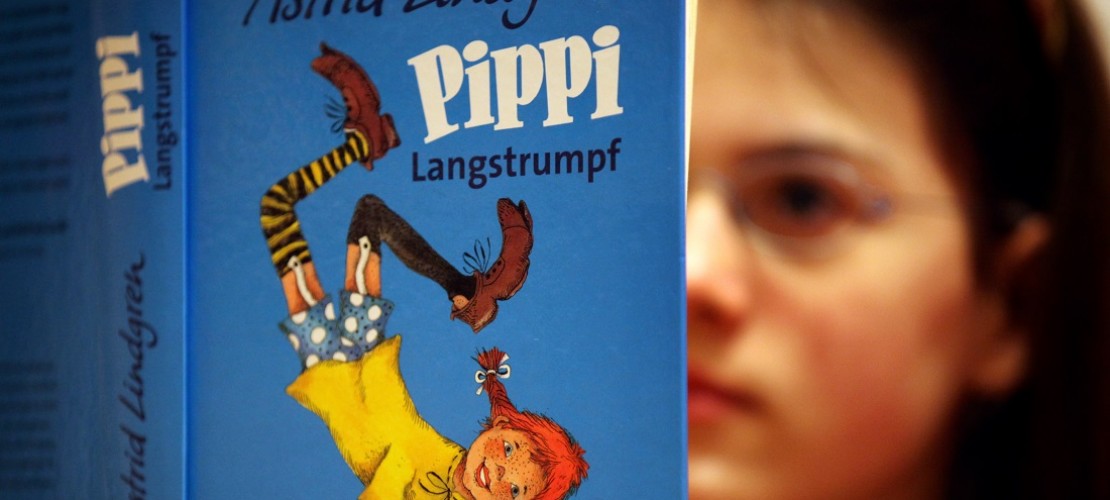 Pippi Langstrumpf heißt in anderen Ländenr übrigens nicht Pippi. In Brasilien wird sie zum Beispiel Bibi Maiea-Longa genannt, in China Changwazi Pipi und in England Pippi Longstocking. In Finnland dagegen heißt sie Peppi Pitkätossu und in Frankreich Fifi Brindacier. (Foto: dpa)
