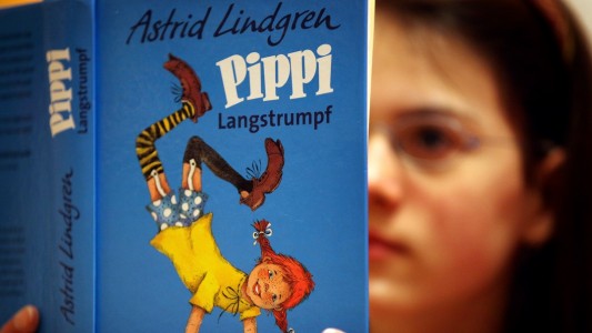 Pippi Langstrumpf heißt in anderen Ländenr übrigens nicht Pippi. In Brasilien wird sie zum Beispiel Bibi Maiea-Longa genannt, in China Changwazi Pipi und in England Pippi Longstocking. In Finnland dagegen heißt sie Peppi Pitkätossu und in Frankreich Fifi Brindacier. (Foto: dpa)