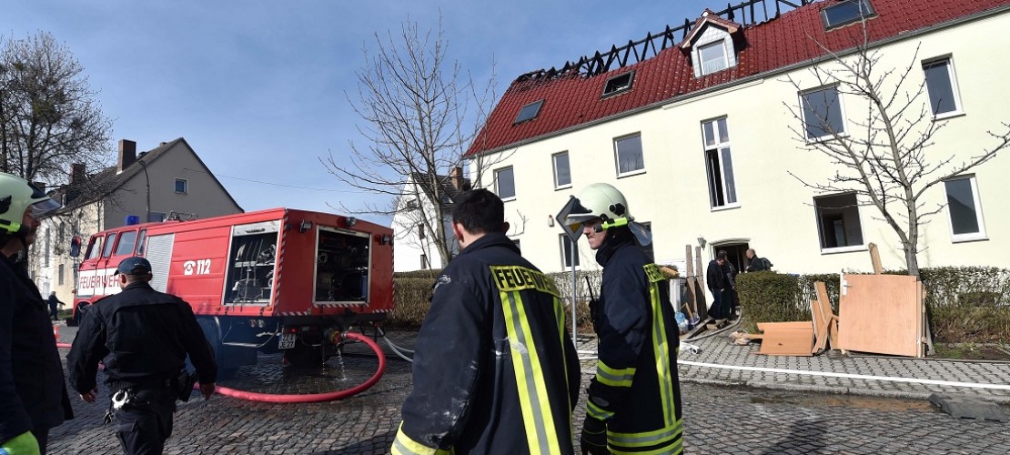 Am Dach sieht man, was das Feuer an dem Haus angerichtet hat. (Foto: dpa)