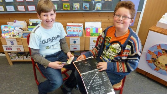 Das sind Tobias (links) und Melvin.Sie lernen an ihrer Schule nicht nur Lesen und schreiben, sondern auch Hören und Sprechen. (Foto: dpa)