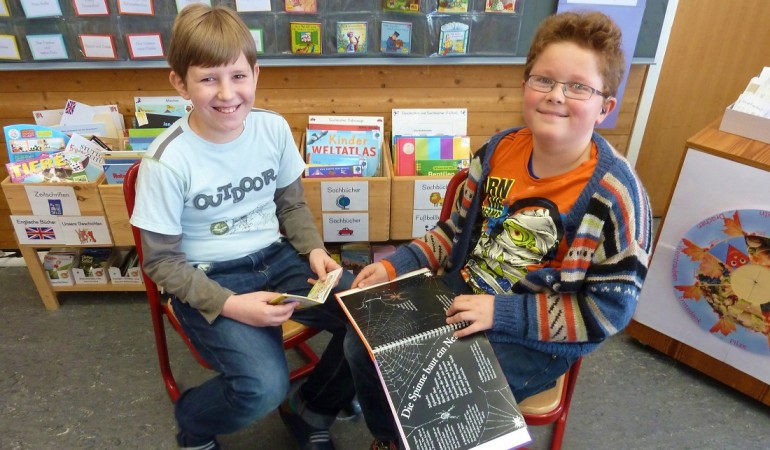 Das sind Tobias (links) und Melvin.Sie lernen an ihrer Schule nicht nur Lesen und schreiben, sondern auch Hören und Sprechen. (Foto: dpa)