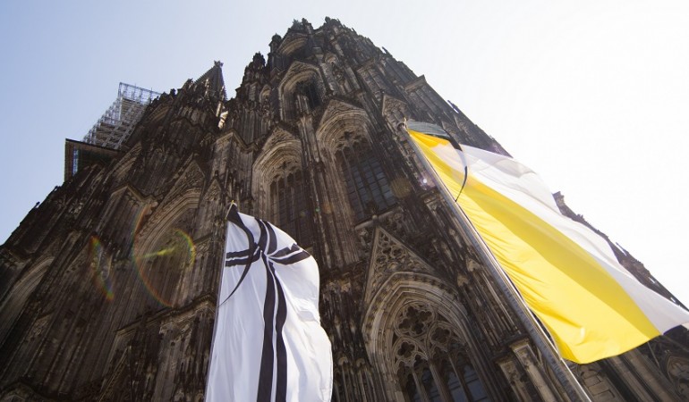 Am Freitag findet im Dom in Köln ein besonderer Trauer-Gottesdienst statt. Dabei wollen Menschen an ihre Freunde oder Verwandten denken, die beim Absturz eines Flugzeuges ums Leben gekommen sind. (Foto: dpa)