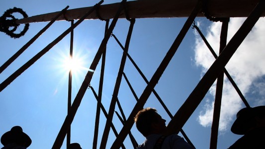 Maibäume werden normalerweise nur mit Muskelkraft aufgestellt. (Foto: dpa)