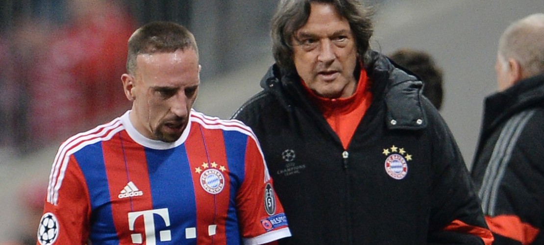 Ein Mannschafts-Arzt kümmert sich um Spieler, die sich verletzt haben. Hans-Wilhelm Müller-Wohlfahrt hat das viele Jahren für den Verein Bayern München gemacht. (Foto: dpa)