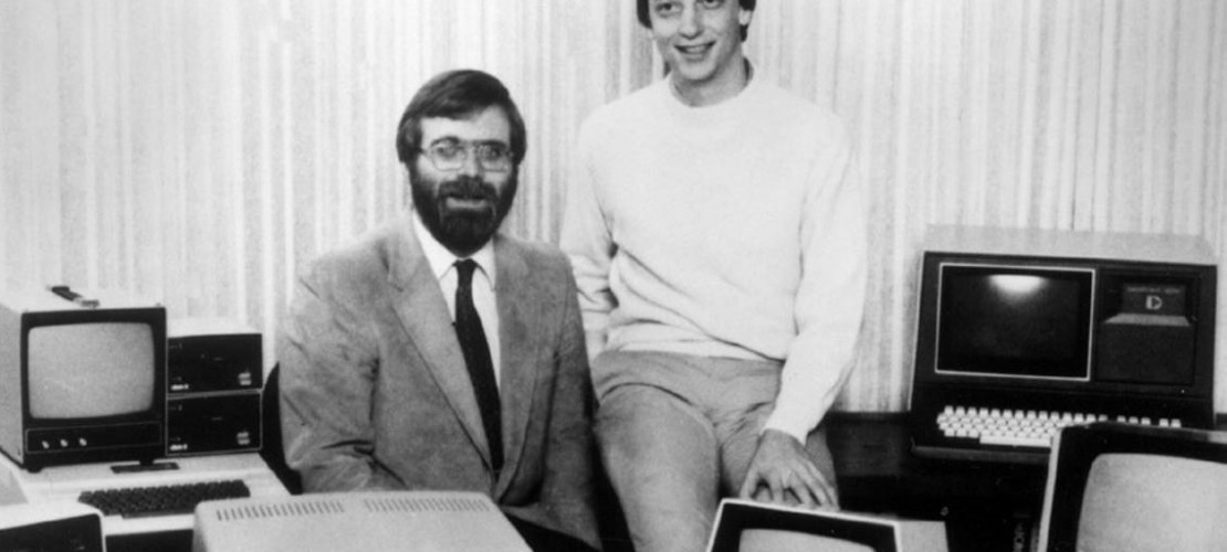 Das sind die beiden Gründer von Microsoft: Bill Gates (rechts) und Paul Allen (links). Das Bild ist schon 34 Jahre alt. Es wurde im Jahr 81 aufgenommen. Da gab es die Computerfirma Microsoft schon ein paar Jahre. (Foto: dpa)