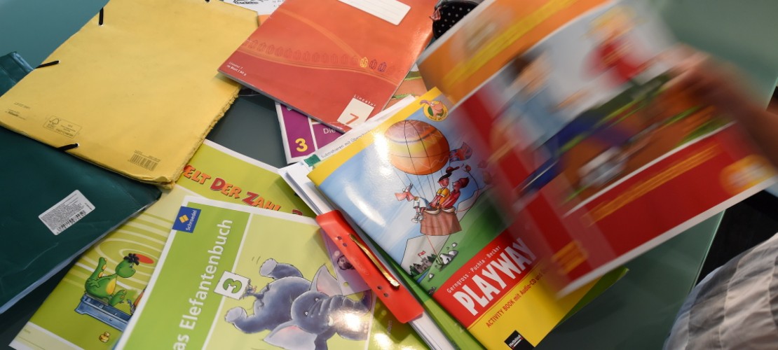 Schule ohne Schulbücher? Undenkbar! Aber wer denkt sich all die Aufgaben aus? (Foto: dpa)