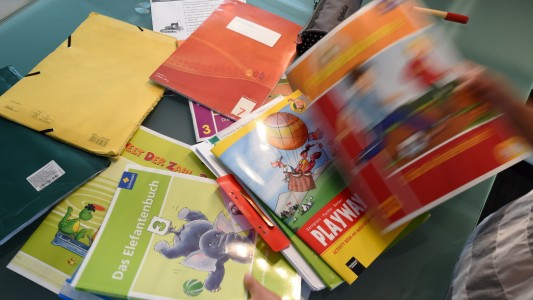 Schule ohne Schulbücher? Undenkbar! Aber wer denkt sich all die Aufgaben aus? (Foto: dpa)