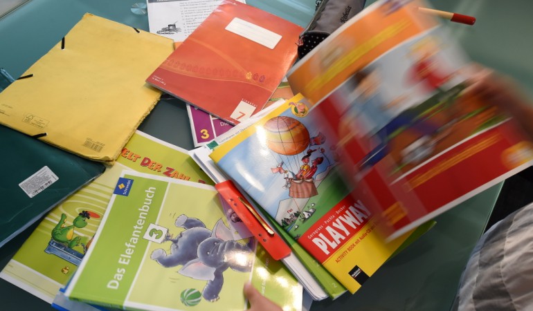 Schule ohne Schulbücher? Undenkbar! Aber wer denkt sich all die Aufgaben aus? (Foto: dpa)