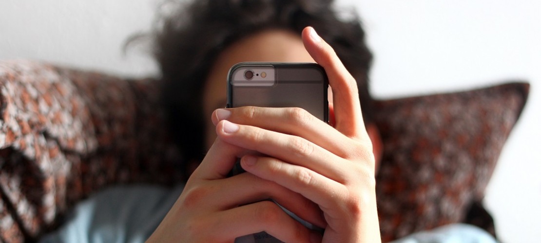 Nicht fallen lassen! Dann hält ein Smartphone länger und man muss nicht so schnell ein neues kaufen. (Foto: dpa)