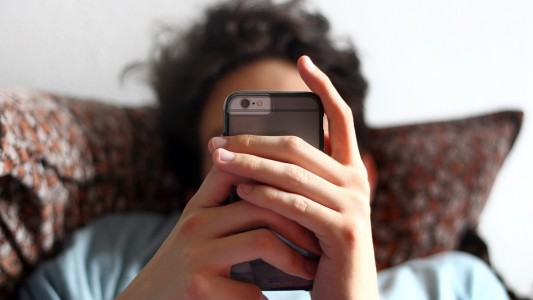 Nicht fallen lassen! Dann hält ein Smartphone länger und man muss nicht so schnell ein neues kaufen. (Foto: dpa)