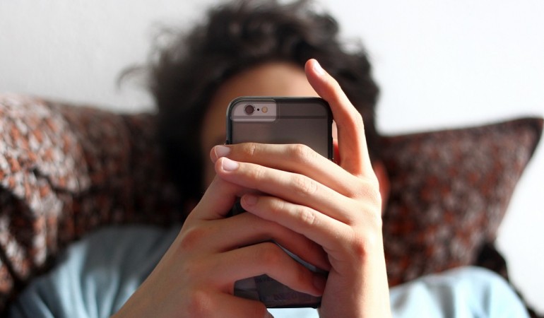 Nicht fallen lassen! Dann hält ein Smartphone länger und man muss nicht so schnell ein neues kaufen. (Foto: dpa)