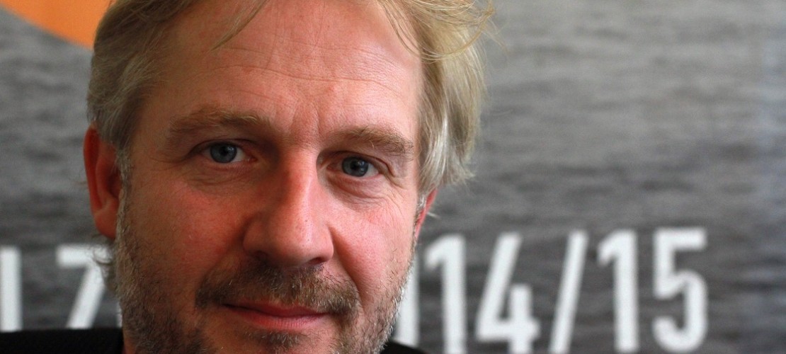 Stefan Bachmann hat gut zu tun. Er ist Intendant. Er leitet ein großes Theater in Köln. (Foto: dpa)