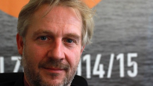 Stefan Bachmann hat gut zu tun. Er ist Intendant. Er leitet ein großes Theater in Köln. (Foto: dpa)