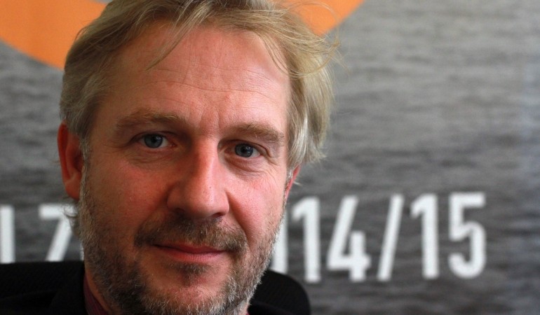 Stefan Bachmann hat gut zu tun. Er ist Intendant. Er leitet ein großes Theater in Köln. (Foto: dpa)