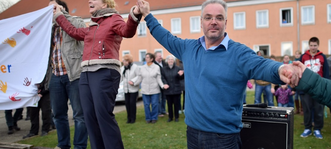 Markus Nierth macht sich für Flüchtlinge stark. Und das, obwohl er deswegen bedroht wird. (Foto: dpa)
