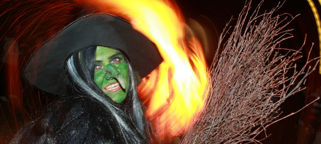 In der Walpurgisnacht sollen sich Hexen auf dem Blocksberg versammelt haben. In der Nacht zum 1. Mai spielen Leute das gerne nach. (Foto: dpa)