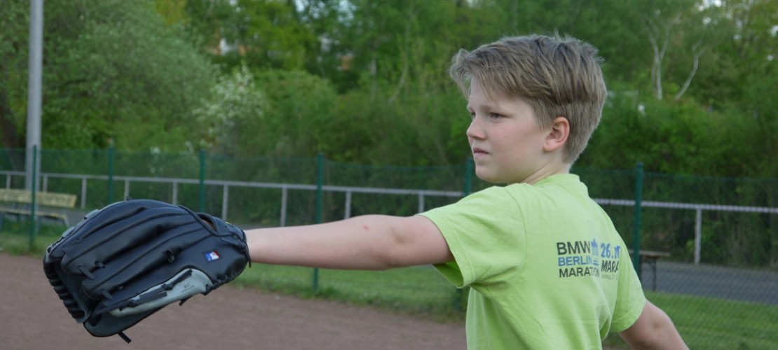 Beim Baseball muss man viele Dinge können: werfen, schlagen, fangen und laufen. Michael trainiert fleißig. (Foto: dpa)
