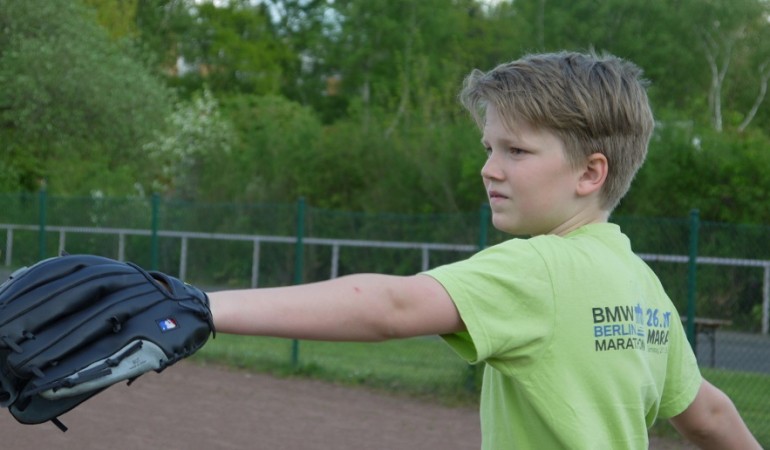 Beim Baseball muss man viele Dinge können: werfen, schlagen, fangen und laufen. Michael trainiert fleißig. (Foto: dpa)