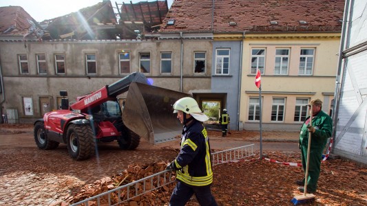 In der Stadt Bützow im Bundesland Mecklenburg Vorpommern hat der starke Sturm ganz schön viel verwüstet. (Foto: dpa)