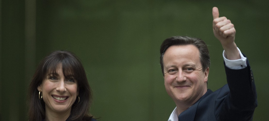 David Cameron hat sich nach der Wahl sehr gefreut. Er bleibt der Premierminister von Großbritannien. Neben David Cameron sieht man seine Frau Samantha. (Foto: dpa)