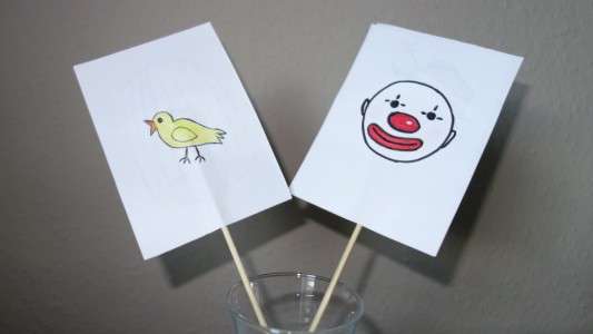 Wir zeiegn dir, wie du zwei verschiedene Doppel-Bilder bastelst. Wenn du sie ganz schnell drehst, werden sie zu einem Bild. (Alle Fotos: Seiter)