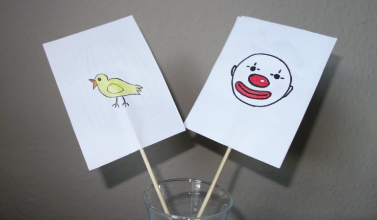 Wir zeiegn dir, wie du zwei verschiedene Doppel-Bilder bastelst. Wenn du sie ganz schnell drehst, werden sie zu einem Bild. (Alle Fotos: Seiter)