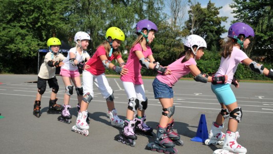 Inlineskaten macht besonders viel Spaß, wenn man gemeinsam mit Freunden fährt. (Fotos: CITY SKATE, Projekt „RollerKIDS“)