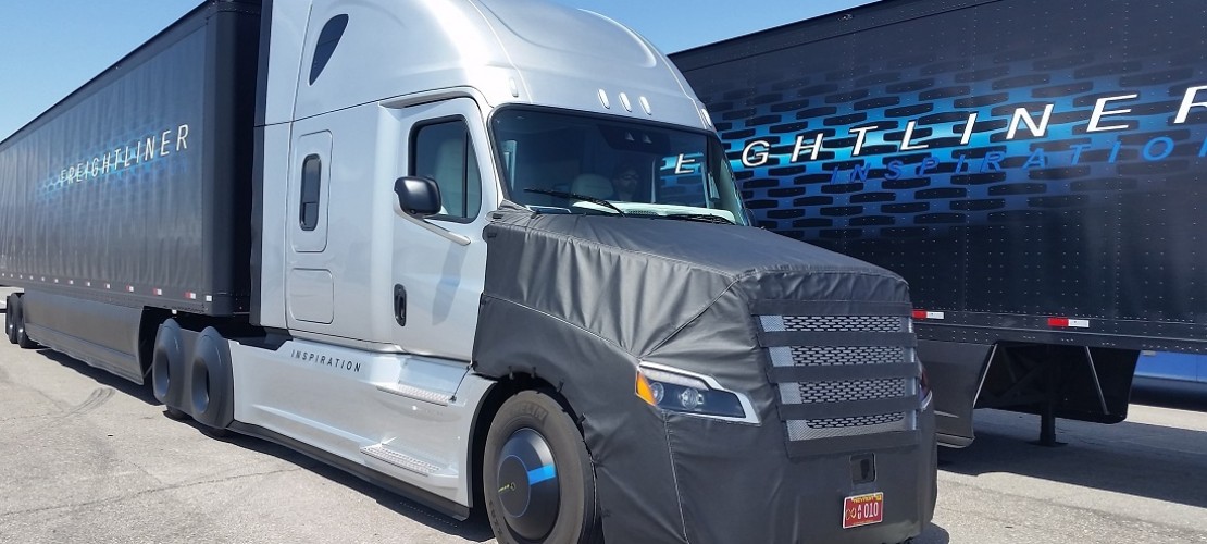 Dieser Roboter-Lkw soll demnächst über Straßen in den USA düsen. Das Besondere: Er lenkt und bremst von allein. (Foto: dpa)