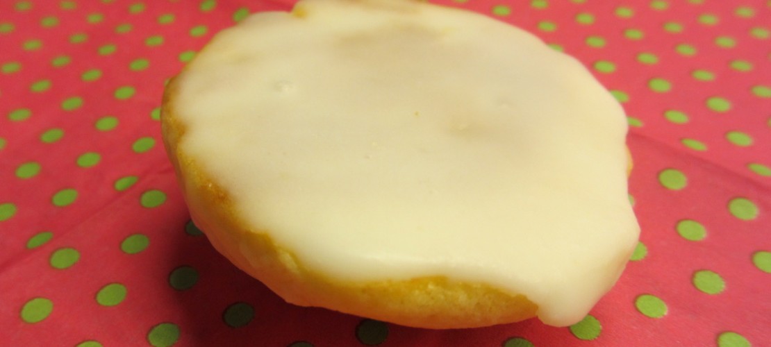 Ein bisschen schilchter mit Zuckerguss oder auch mit Schokolade - Amerikaner sind lecker. Und ziemlich leicht zu backen. (Foto: dpa)